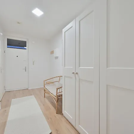 Goodliving Mit Balkon & Netflix Essen