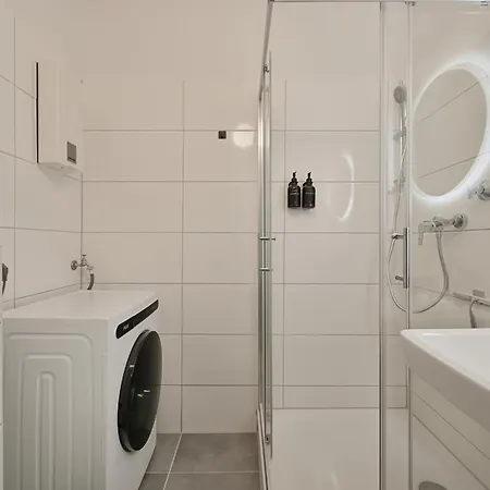 Goodliving Mit Balkon & Netflix * Essen